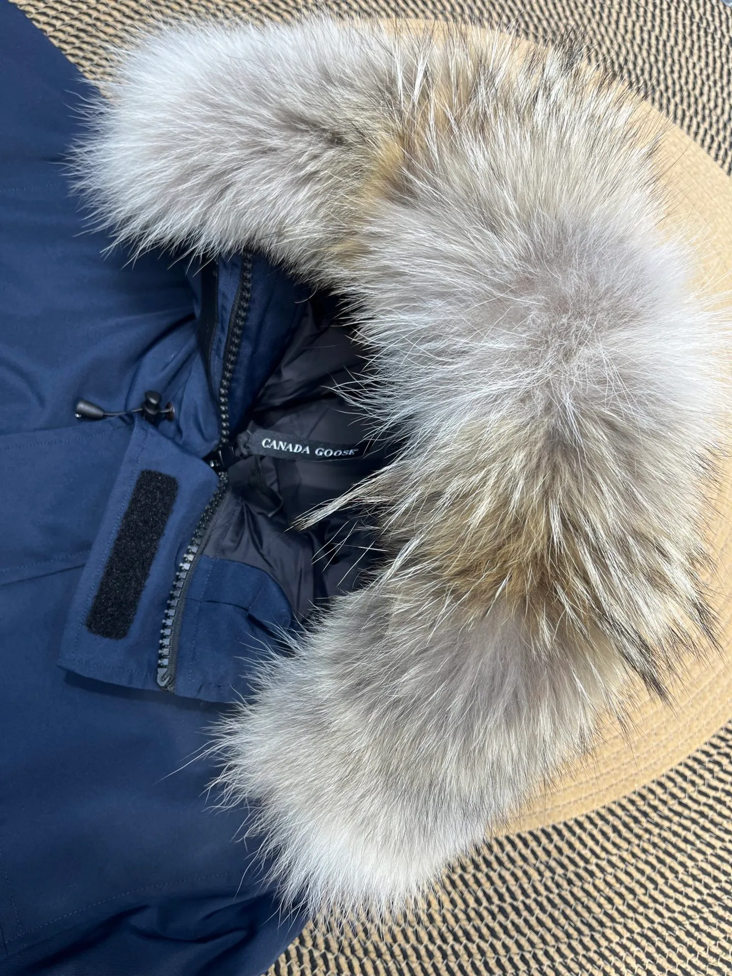 P840 𝘾𝘼𝙉𝘼𝘿𝘼 𝙂𝙊𝙊𝙎𝙀Big Goose 13# The design of Big Goose 13 is simple and elegant, a little longer than the 08 model, more suitable for men and suitable for business people. This down jacket is popular for its simple design, which is not only practical but also has a certain sense of fashion. In terms of applicability, the Daye 13 model provides good thermal insulation performance. Its thermal insulation coefficient is level 5, which can provide enough warmth and is suitable for wearing in cold environments. In addition, the Daye 13 model also has a high cost performance. Compared with other models, it provides a better balance between price and performance, making it more competitive in the market.  size：xs-xxl